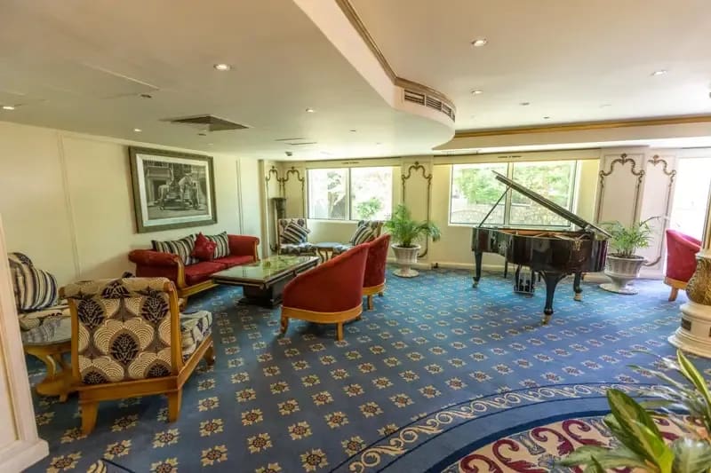 Piano Bar y Lounge Sonesta St. George — Ambiente Nocturno en el Nilo